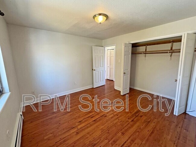 Building Photo - 924 E 5th St