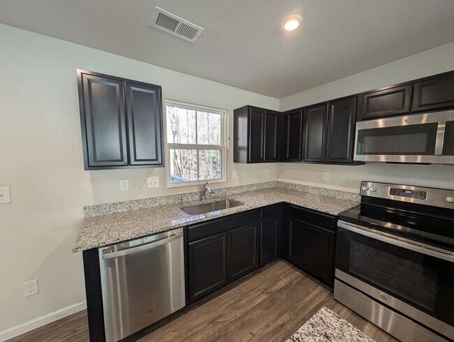 Building Photo - Pristine Townhome located in the North End Commons Community!