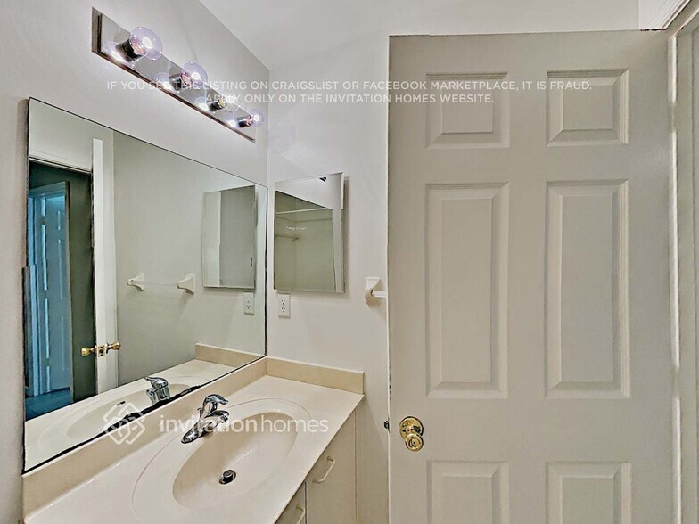 Building Photo - 4720 SW 163rd Ave