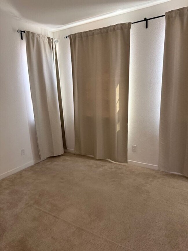 Building Photo - Home located in desirable Entrada Community!