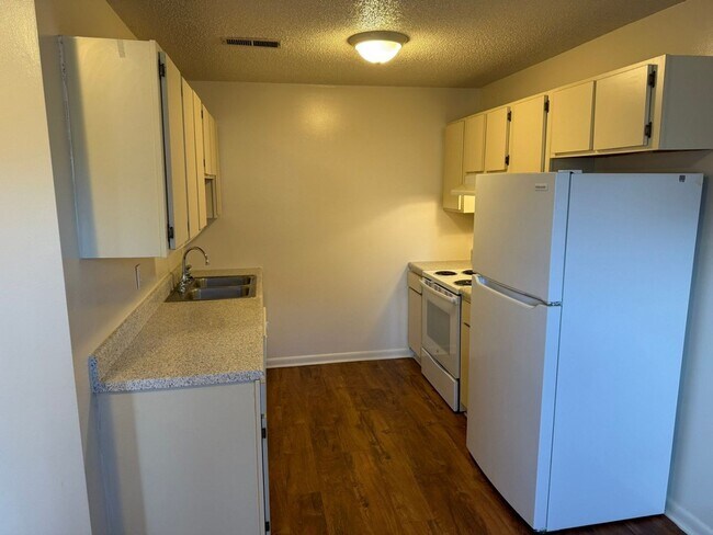 Building Photo - 1105 W Parkway Ave