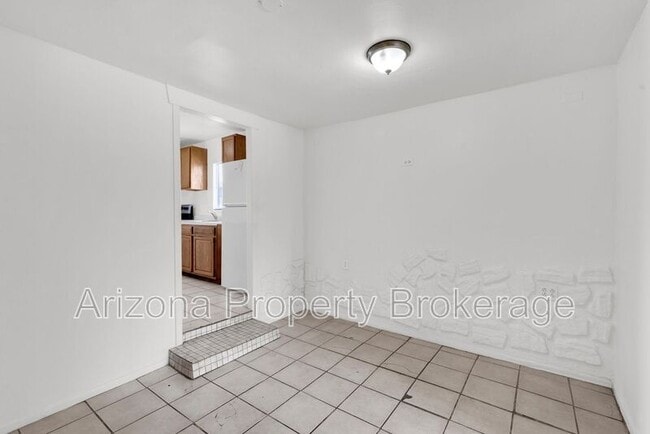 Building Photo - 119 W 9th Pl