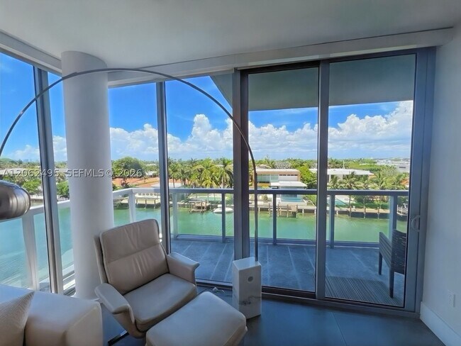 Building Photo - 9940 W Bay Harbor Dr