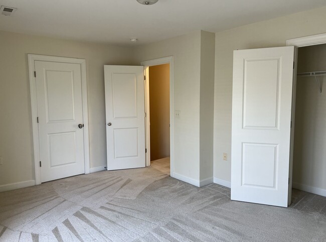 Building Photo - Townhouse For Rent
