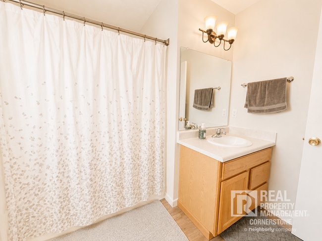 Building Photo - Spacious 4BD Home in Orchard Meadows | Finished Basement | Large Backyard