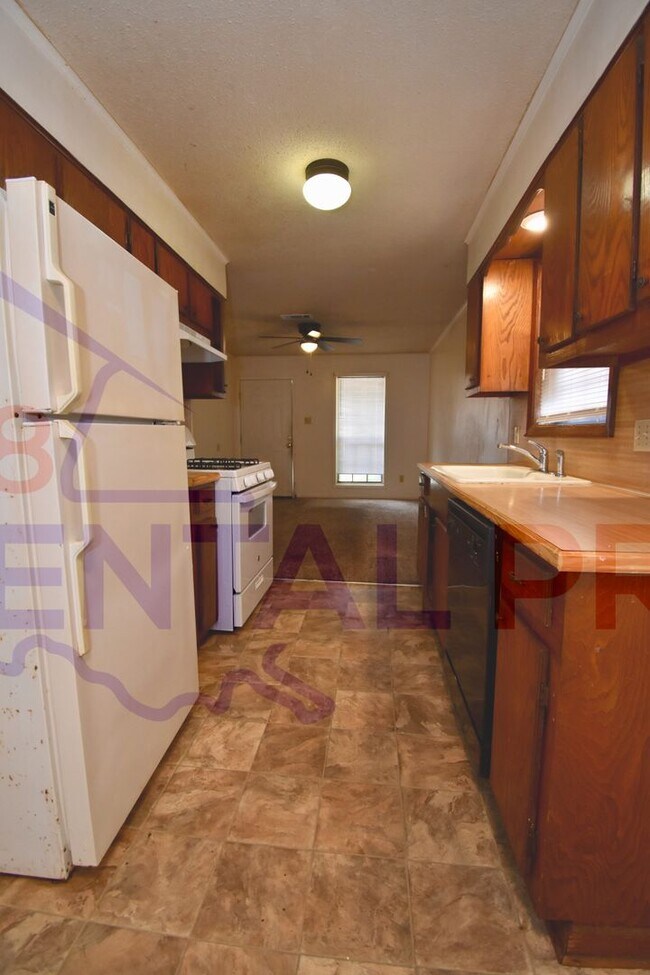Building Photo - 106/108 Debra Ln