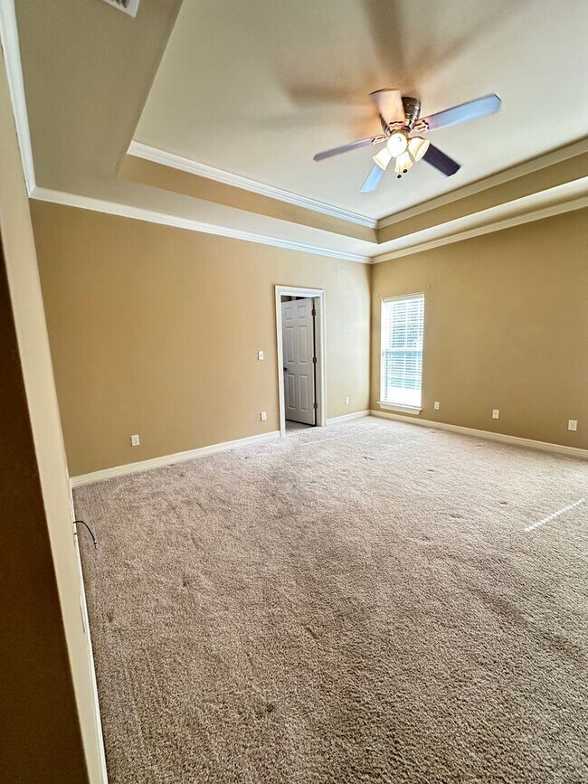 Building Photo - Heart of Benton on just under an acre of lot!