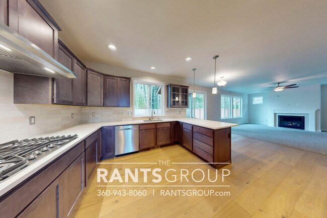 Building Photo - Beautiful Home! Easy JBLM Commute!