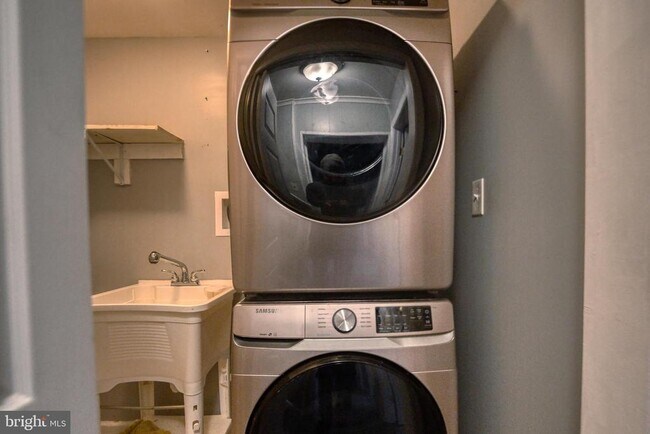 Building Photo - 4111 Landgreen St