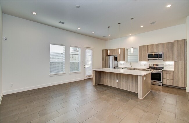 Building Photo - 556 Janisch Rd