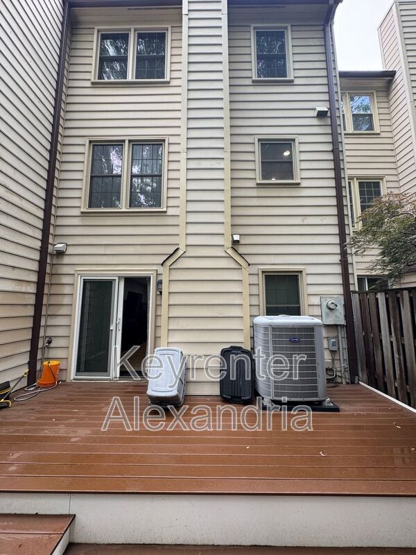 Building Photo - 3818 Vermont Ct