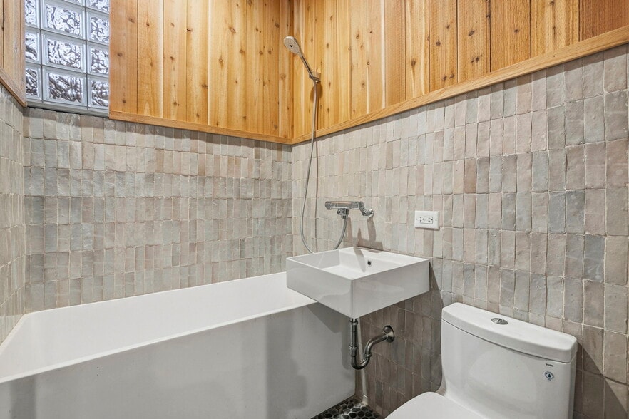 Building Photo - 1414 N Maplewood Ave