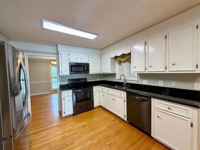 Building Photo - 2303 Gingko Dr