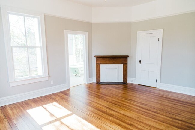 Building Photo - COMING SOON: 129 N 4th St - 4bd and 2ba