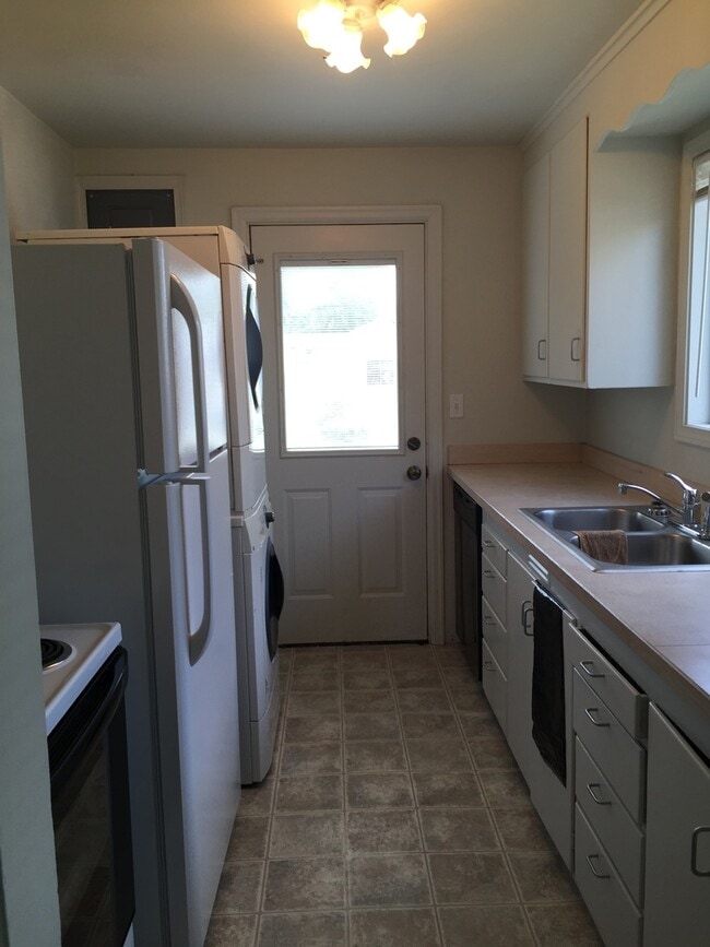 Building Photo - Tidy 2 bedroom 1 bath home with all appliances