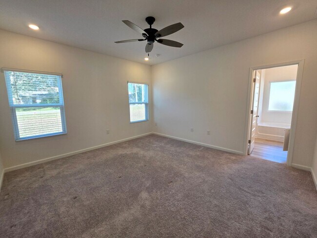 Building Photo - 3BR/2BA home with internet included