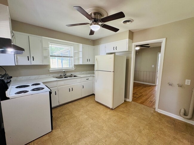 Building Photo - This Adorable 3 Bedroom is READY FOR MOVE IN!