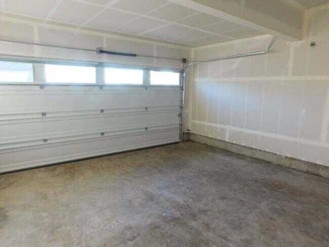 Building Photo - 4Bd/2.5 Ba Two Story Home - Available Soon!