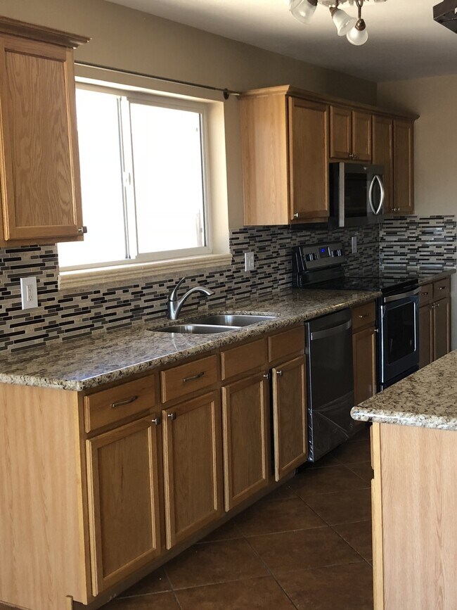 Building Photo - Immaculate 4 BR/ 2.5 Bath  w/ a Pool and Hot Tub in Rita Ranch!