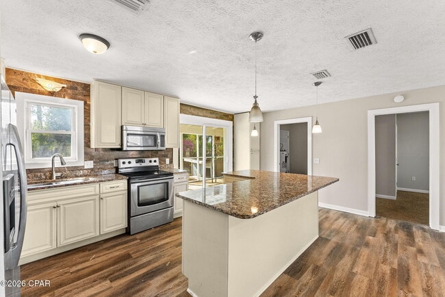 Building Photo - 2004 Greenbriar Blvd