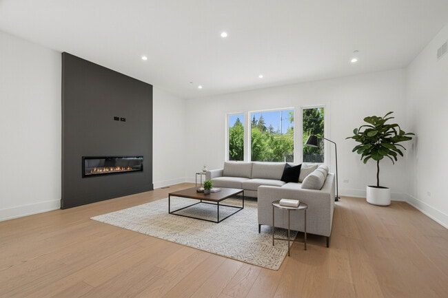 Building Photo - 9214 Washington St