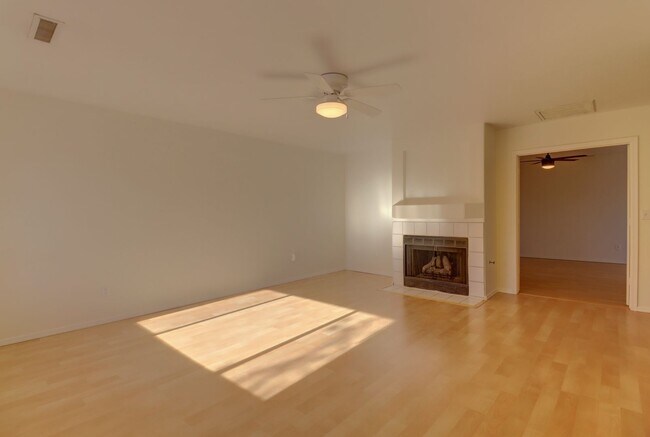Building Photo - 2 bed 2 bath Condo in Montana Terraces