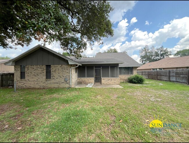 Building Photo - Charming 3-Bedroom Brick Home in Bluewater Bay Community, Caribbean East
