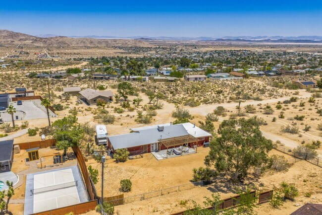 Building Photo - 3 Bedroom 1.5 Bath Modern Farmhouse near JT National Park * MOVE IN SPECIAL*