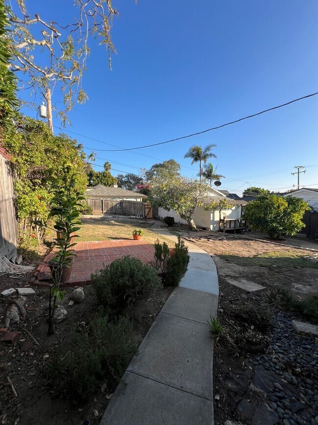 Building Photo - Laguna Beach Cottage Home 2 Bed 1 Bath