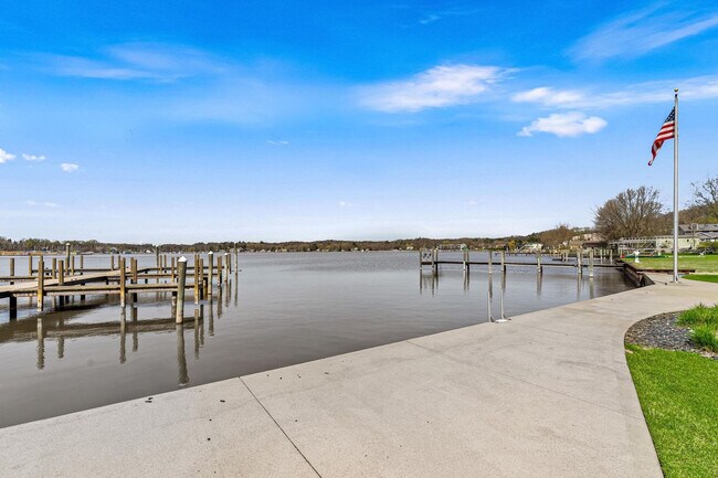 Building Photo - 807 Lake St