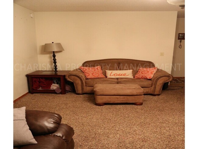 Building Photo - 4 BEDROOM, 2 BATH HOME IN EAST SIOUX FALLS! DOUBLE ATTACHED GARAGE! FENCED IN BACKYARD!