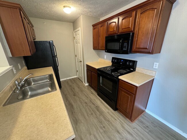 Building Photo - updated  1 Bedroom 1 bath Apartment