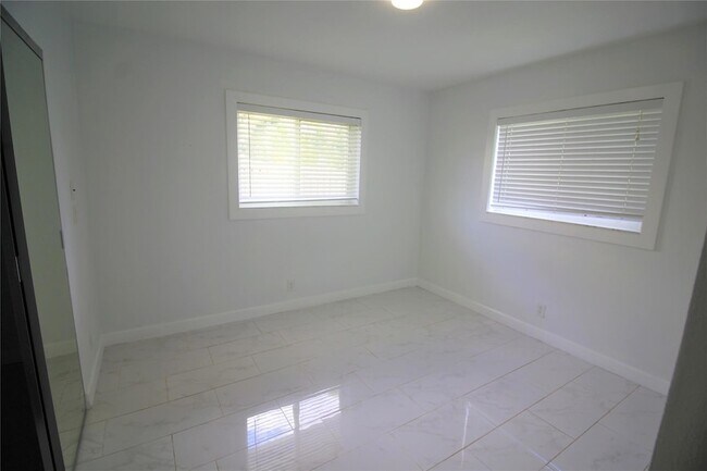 Building Photo - 160 SW 127th Ave