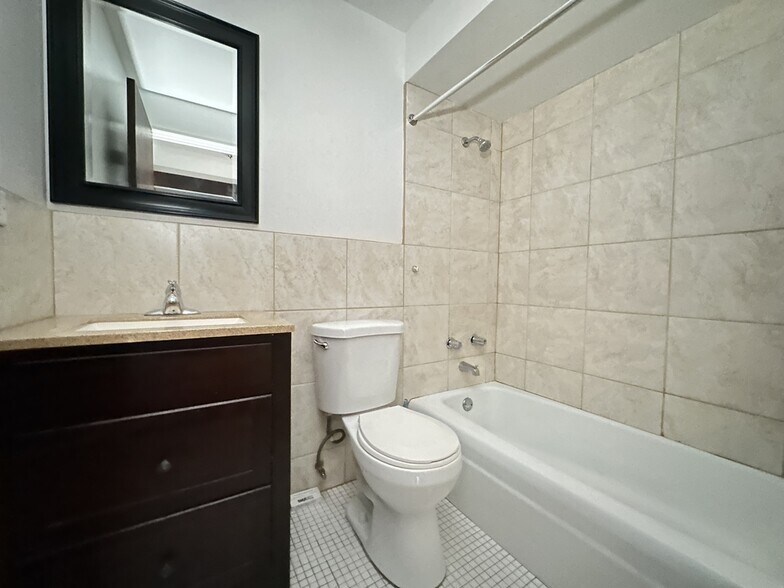 Building Photo - 5820 N Sheridan Rd