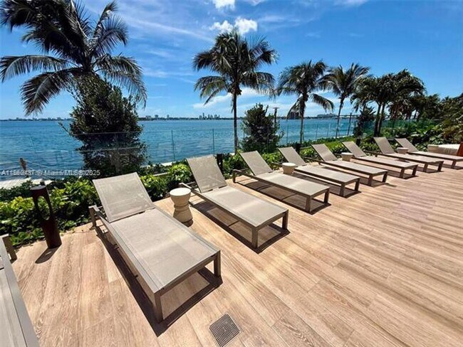 Building Photo - 700 NE 24th St