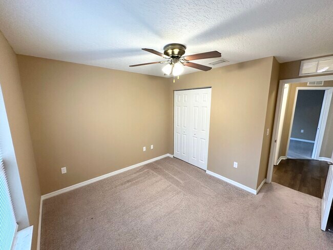 Building Photo - 12 Robin Pl