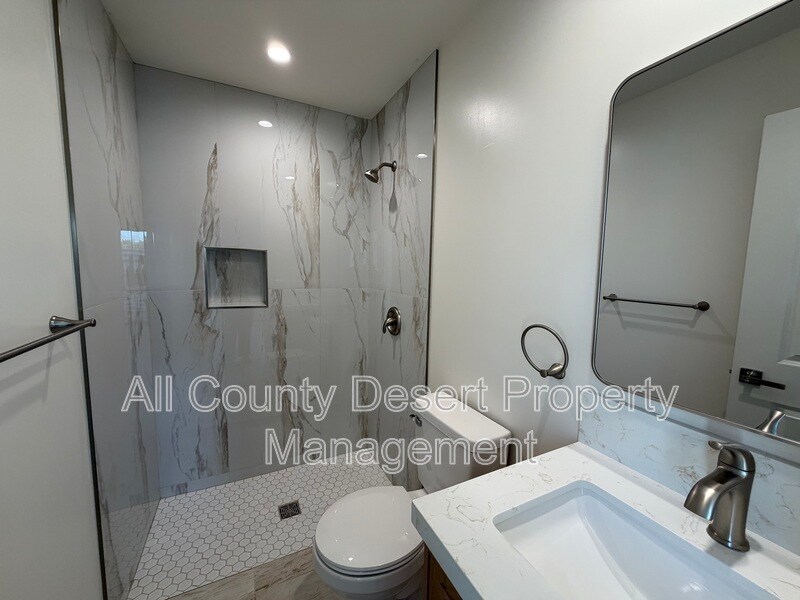 Building Photo - 517 S Mountain View Dr