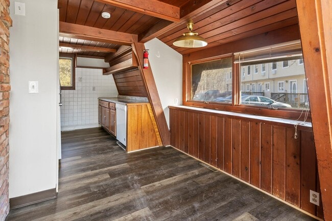Building Photo - 304 Lake Lodge Dr