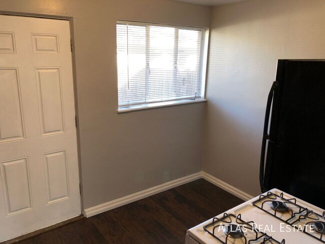 Building Photo - 1 Bed Apartment w/ Private Backyard!