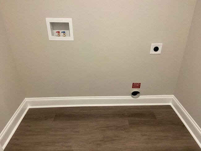 Building Photo - 3 Bedroom, 2 Bathroom Apartment in Winston...