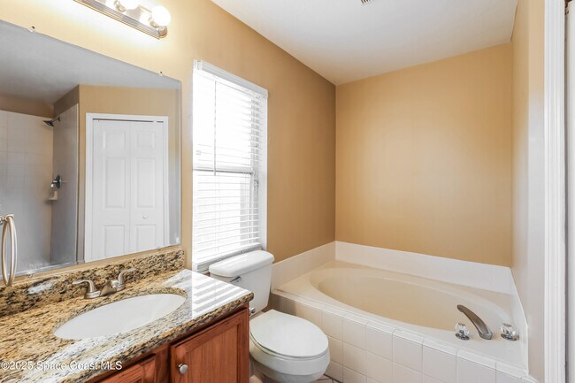 Building Photo - 821 Honeysuckle Dr