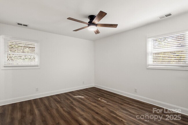 Building Photo - 815 Sharon Dr