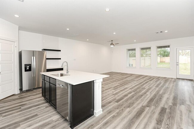 Building Photo - 3021 Mesa Dr