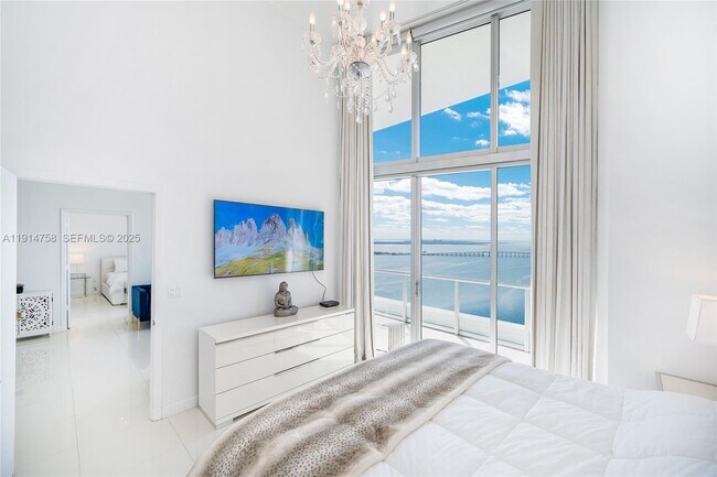 Building Photo - 495 Brickell Ave