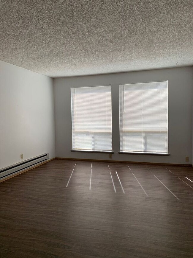 Building Photo - 3 Bedroom Unit, Tacoma Tri-plex. Private Fenced Yard, Lower Level!!