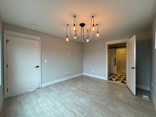 Building Photo - Modern 2 Bed, 2 Bath with Rooftop Patio! *...