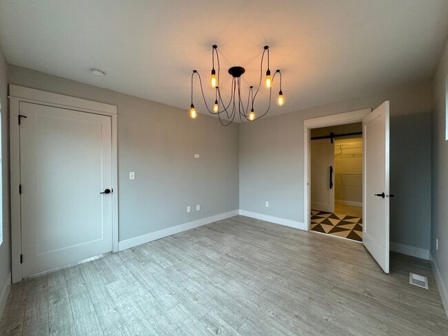 Building Photo - Modern 2 Bed, 2 Bath with Rooftop Patio!