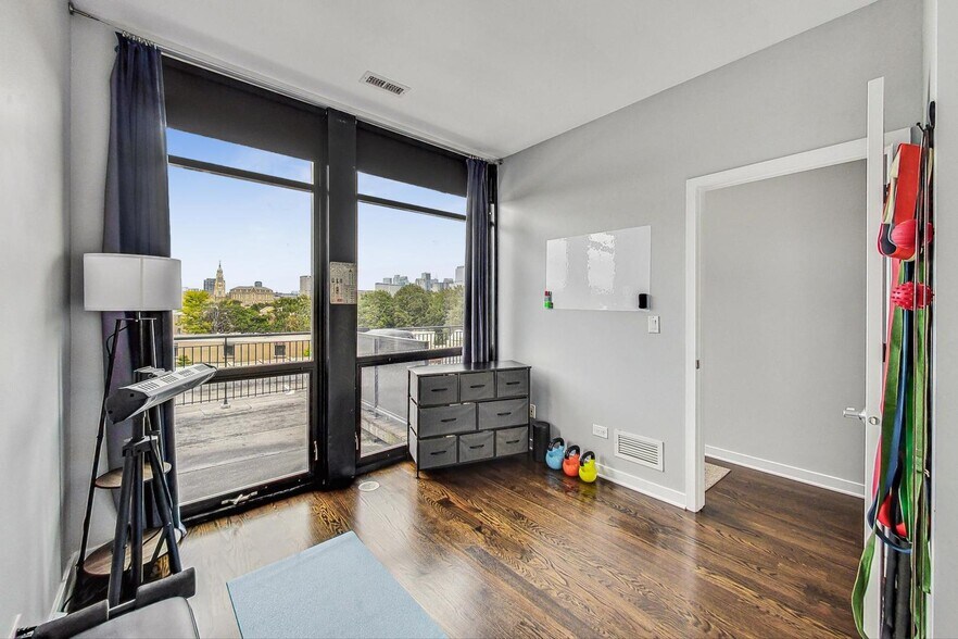 Building Photo - 1111 W 14th Plz