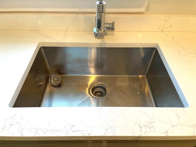 Building Photo - 807 E Riverside Dr