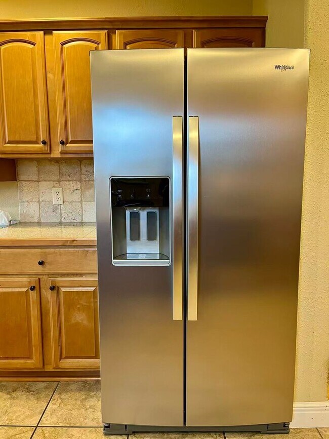 Building Photo - 5 bedroom and 3 bathroom two level house